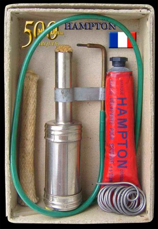 161 - HAMPTON (FR) : Composition du kit : lampe à bouche, graisse décapante, mèche, étain et notice.